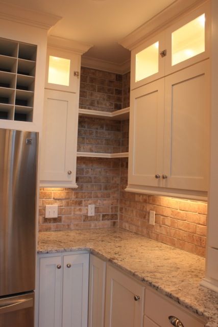 Love the color combos! open shelving between the cabinets and lighting behind the glass Backsplash Herringbone, Simple Kitchen Remodel, Small Kitchen Cabinets, Corner Kitchen Cabinet, Kabinet Dapur, Herringbone Backsplash, Kitchen Corner, Jewelry Cabinet, Kitchen Redo