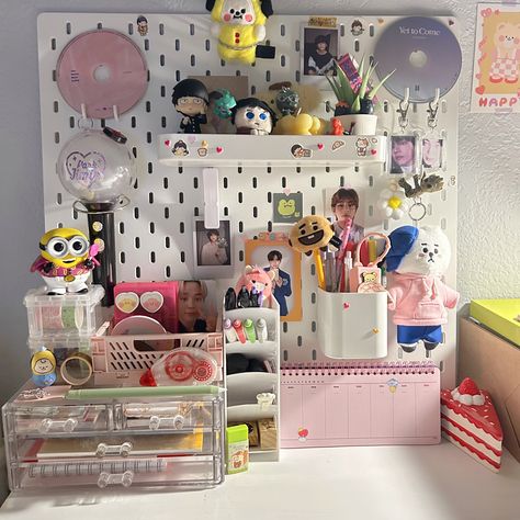 Kpop Stationary Desk, Anime Pegboard, Kpop Pegboard, Anime Stationary, Maximalist Room Decor, Kpop Desk, Kpop Anime, Study Desk Decor, Otaku Room