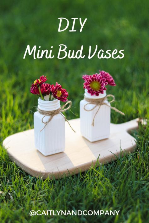 Tiny Vase Ideas, Mini Flower Pot Crafts, Mini Vases With Flowers, Diy Playhouse Makeover, Mini Bud Vases, Spray Paint Crafts, Adult Craft Ideas, Small Plastic Bottles, Playhouse Makeover