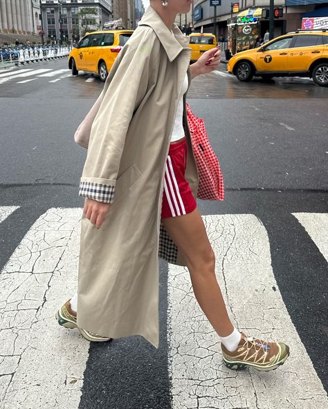 a rainy day in the city🌧️ Rainy Day In The City, Sports Chic, Nyc Fits, Fall Chic, Daily Outfit Inspiration, City Outfits, Sport Chic, Cute Fall Outfits, A Rainy Day