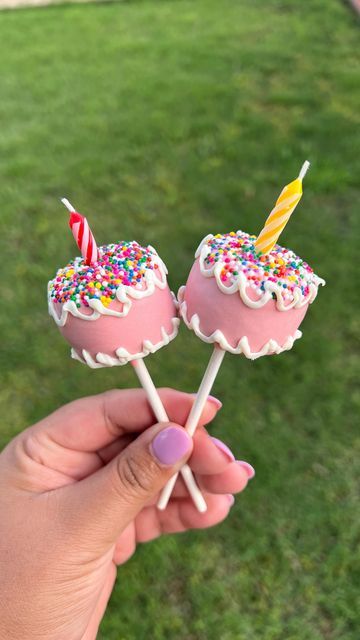 Birthday Cake Cakepops, Cake Pop For Birthday, Cake Pops Cute Ideas, Bday Cake Pops, Cake Pop Birthday Display, Cake Pop Cupcakes, Birthday Cake Pops For Women, Cake Pop Basket, Cake Shaped Cake Pops