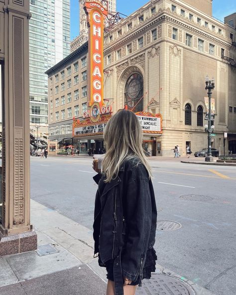 Chicago In February What To Wear, Chicago Christmas Photoshoot, Chicago March Outfit, Chicago Aesthetic Winter, Skydeck Chicago Poses, Chicago Outfit Fall, Chicago Picture Ideas, Chicago Poses, Chicago Instagram Pictures