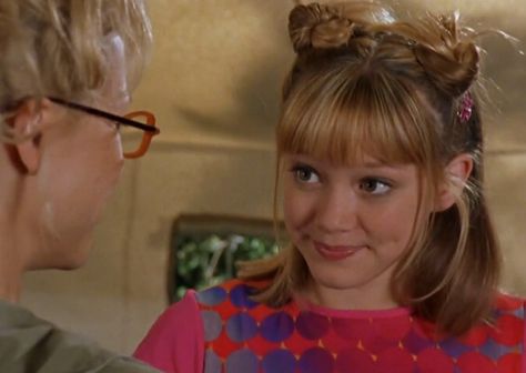 Hilary Duff x Lizzie McGuire Lizzie Mcguire Hairstyles, Lizzie Mcguire Hair, 2000s Hair, 2000s Hairstyles, Hair Clips 90s, Y2k Hair, Y2k Hairstyles, Space Buns, Crimped Hair