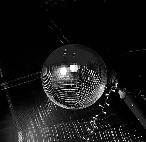 Disco Black And White Aesthetic, Black Disco Aesthetic, Disco Ball Aesthetic, Black White Aesthetic, Photo Night, Ball Aesthetic, Aesthetic Content, Quince Ideas, Aesthetic Black