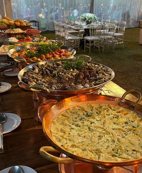 Wedding Food Arrangements, Italian Food For Wedding Receptions, Catered Dinner Party Food Ideas, Classy Wedding Buffet, Pretty Wedding Food, Fairytale Wedding Food, Wedding Plated Dinner Ideas, Wedding Food Black People, Italy Wedding Food