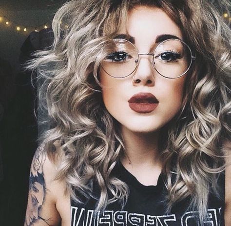 big round framed glasses Round Glasses Women Aesthetic, Big Round Glasses Women, Round Frame Glasses Aesthetic, Universal Hairstyles, Round Glasses Aesthetic Girl, Big Round Glasses, Makeup With Glasses, Girl With Eyeglasses Aesthetic, Boho Glasses