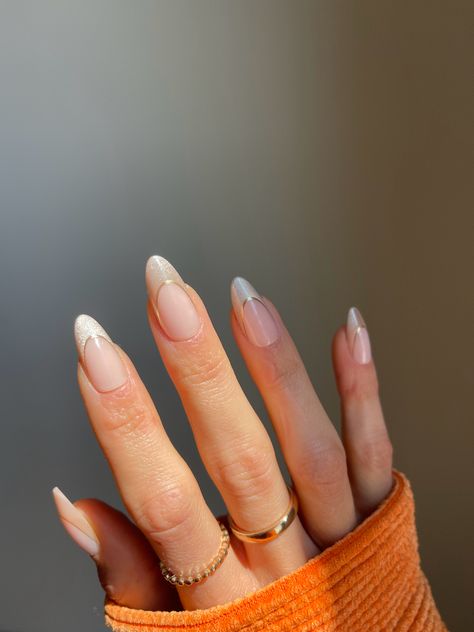 Easy Nail Designs For New Years, Gold Tip Wedding Nails, Gold French Tip Outline Nails, Gold Detail Nails Simple, Subtle Almond Nail Designs, White Tips With Gold Line, Almond French Tip Nails With Gold Line, Almond Nails With Gold Lines, Champagne Nails French Tip