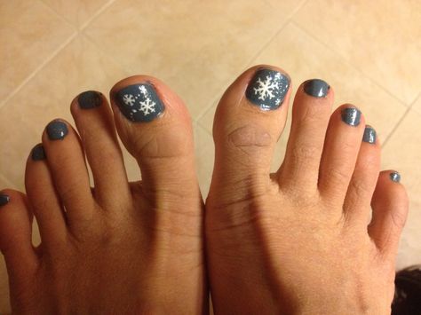 Pedicure Snowflake Design, Winter Toe Designs, Snowflake Pedicure Designs, Snowflake Toenail Designs, Snowflake Toenails, Toe Nails Christmas, Christmas Toe Nails Winter, Christmas Toe Nail Designs Toenails, Snowflake Pedicure