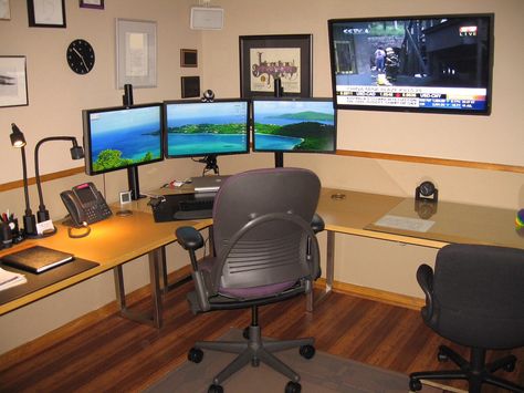 Triple monitor Setup Basement Home Office, Basement Office, Small Office Design, Computer Room, Command Center, Small Home Office, Office Workspace, Office Set, Living Room Remodel