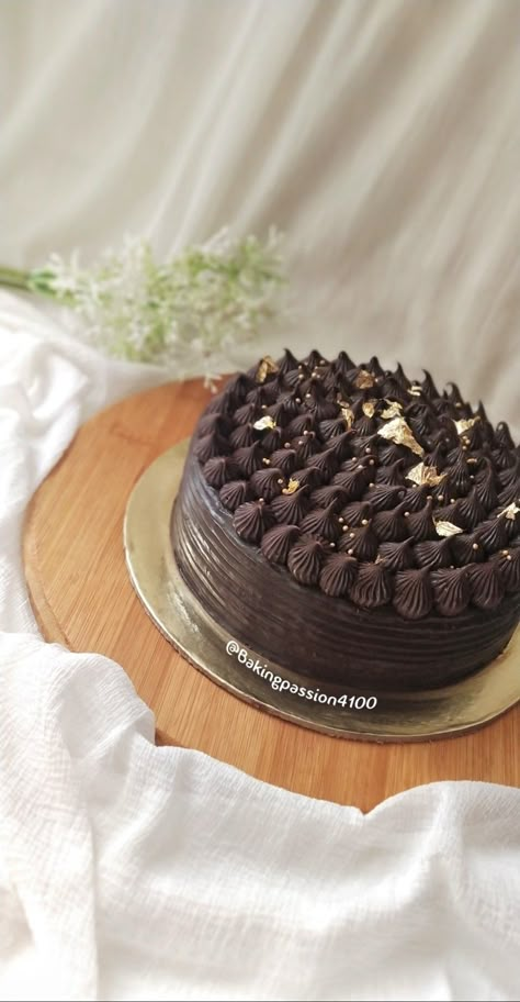 Chocolate Truffle Cake Chocolate Truffle Cake Decoration, Chocolate Flavour Cake Design, Choklet Cake Design, Truffle Cake Decoration Ideas, Choco Cake Decoration, Simple Chocolate Truffle Cake Design, Choco Truffle Cake Designs, Simple Chocolate Cake Designs Birthday, 1 Pound Cake Design