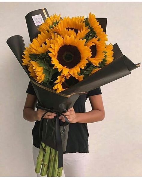 Sunflower Bouquet Aesthetic, Bouquet Aesthetic, Sunflowers And Roses, Sunflower Bouquet, Fresh Flower Bouquets, Boquette Flowers, Sunflower Bouquets, Flowers Bouquet Gift, Sunflower Decor