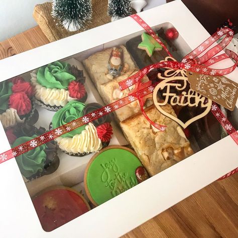 Christmas Dessert Box Gift Ideas, Christmas Cake Packaging Ideas, Christmas Cake Hampers, Dessert Gift Box Ideas, Christmas Treat Boxes Ideas, Christmas Fundraiser, Christmas Desert, Dessert Business, Christmas Muffins