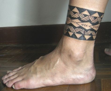 tatuaggio a forma di bracciale in stile maori: idea per lui sulla caviglia Marquesan Tattoo, Ankle Band Tattoo, Ankle Tattoo Men, Leg Band Tattoos, Stammestattoo Designs, Band Tattoos For Men, Small Wave Tattoo, Ankle Tattoo Designs, Maori Tattoos