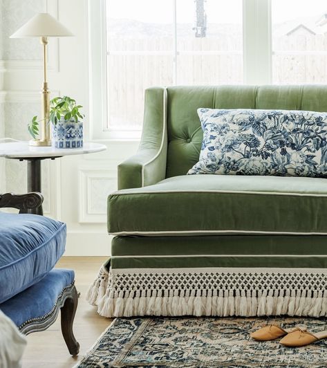 Blue White And Green Living Room, White And Green Living Room, White Apartment, Green Living Room, Blue White Decor, Vendor Booth, Living Room Green, Grandmas House, Booth Ideas