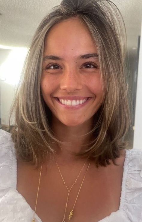 Chin Pieces Hair, Haircut At Collarbone, Face Framing Highlights Shoulder Length, Brown Wavy Shoulder Length Hair, Light Highlights On Brown Hair Short, Bronde Lob Straight, Collarbone Length Hair No Layers, Cute Short Haircuts Straight Hair, Healthy Hair Aesthetic Short