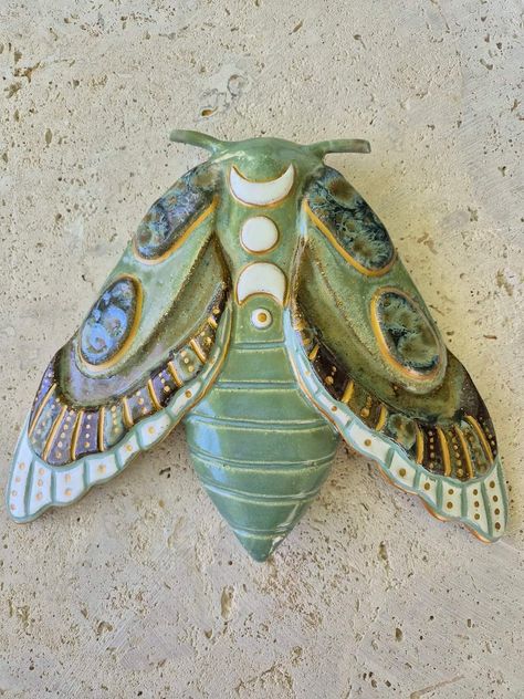 Flat Ornaments, Fun Pottery, Hippie Designs, Pottery Animals, Wheel Thrown Ceramics, Pottery Handbuilding, Clay Crafts Air Dry, Beautiful Bugs, Clay Animals