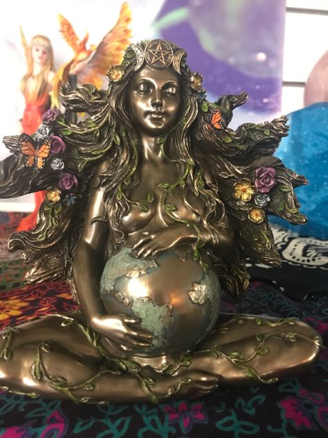 Gaia Goddess Statue, Fertility Goddess Statue, Mother Earth Pregnant, Gaia Altar, Kylie Pregnant, Yoga Prenatal, Ancient Astronaut Theory, Gaia Goddess, Trippy Alien