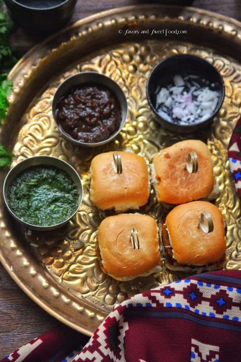 Aloo Tikki Recipe, Coriander Chutney, Mashed Potato Cakes, Aloo Tikki, Tamarind Chutney, Dried Mangoes, Slider Buns, Chaat Masala, Potato Cakes