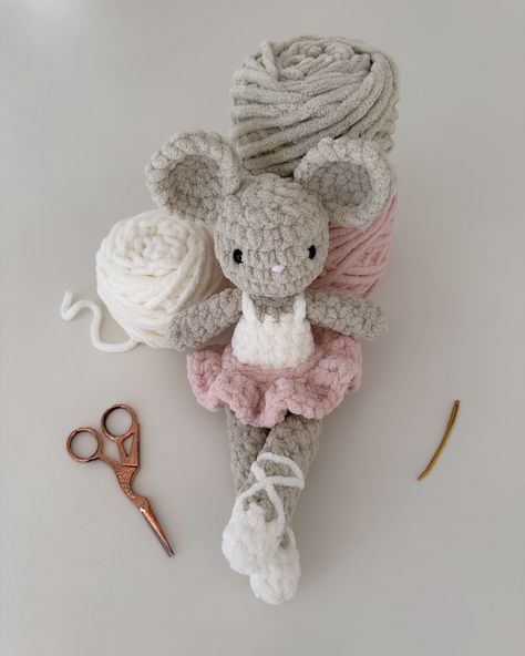 Little miss Brie Ballerina 🩰💕 How gorgeous is this sweet ballerina by @oakandmarlow 🥹 This pattern works up beautifully and is filled with so many thoughtful details 💖 There’s something truly magical about Jocelyn’s designs ✨ Pattern coming soon by @oakandmarlow #oakandmarlow #brieballerina #crochetmouse #crochetballerina #amigurumimouse #amigurumiballerina #tinydancer #crochet #crocheter #crochetersofinstagram Things To Crochet For A Baby, Crochet Ideas Gift, Little Things To Crochet, Little Crochet Gifts, Crochet Amigurumi Ideas, Cute Crochet Ideas Easy, Unique Crochet Ideas, Baby Crochet Projects, Crochet Cute Things