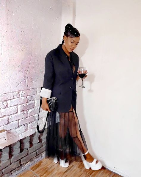 Tulle Shirt Blouses Outfit, Tulle Dress Outfit Street Styles, Tulle Shirt Blouses, Dress With Pants Underneath, Tulle Skirt Outfit Casual Street Style, Tulle Skirt Outfits Casual, Tool Dress, Blazer With Dress, Sheer Overlay Dress