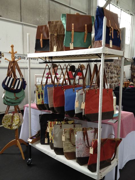 How To Display Purses In Boutique, Market Bag Display Ideas, Pop Up Shop Purse Display, Craft Show Purse Display, Purse Displays For Craft Shows, Purse Display Boutique, Diy Purse Display, Bag Stand Display, Purse Display Ideas