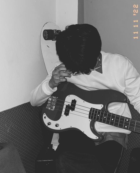 Guitar Aesthetic Pic Ideas, Boys Pfp Instagram, Rpw Boy Pfp Filipino, Guitar Boy Aesthetic, Filipino Boy Picture, Handsome Filipino Guys, Rpw Port Boy Aesthetic, Aesthetic Boys Dp, Guy With Guitar