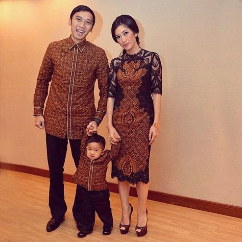 Inspirasi gaun terbaru dan lagi ngetrend.  Tag keluarga dan teman-temanmu. Follow @inspirasi.gaun.modern untuk mendapatkan update terbaru.  #gaun #gaunpesta #batikresmi #bandung  #batik #family Model Dress Batik, Dress Brokat Modern, Batik Dress Modern, Batik Kombinasi, Batik Kebaya, Batik Couple, Dress Pesta, Dress Batik, Kebaya Dress