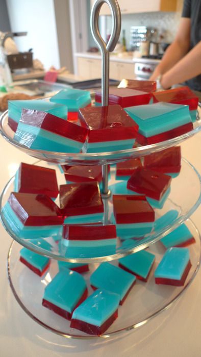 Finger Jello Recipe, Jello Squares, Layered Jello Recipe, Finger Jello, Jello Jigglers, Jello Mold Recipes, How To Make Jello, Jelly Cakes, Jello Recipe