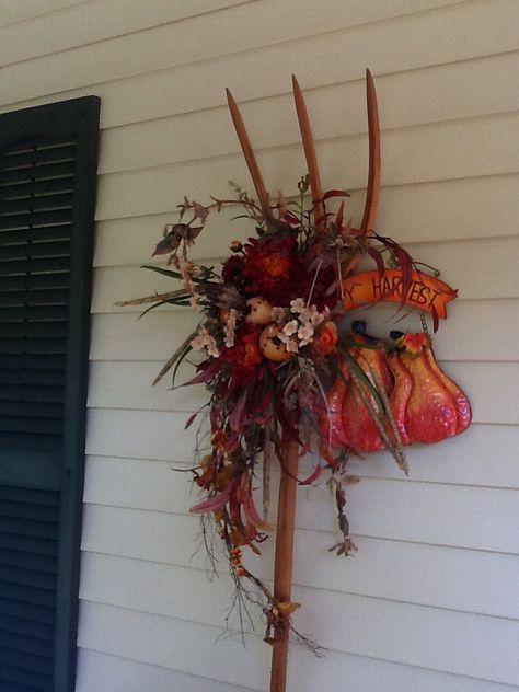 Fall arrangement on an old wooden pitch fork for indoors or outdoors.                                                                                                                                                                                 More Welding Projects Ideas Easy, Rebar Welding Projects, Garden Tools Decor, Diy Welding Projects, Welding Projects Ideas, Pitch Fork, Pitch Forks, Fall Decor Diy Crafts, Creative Wreaths