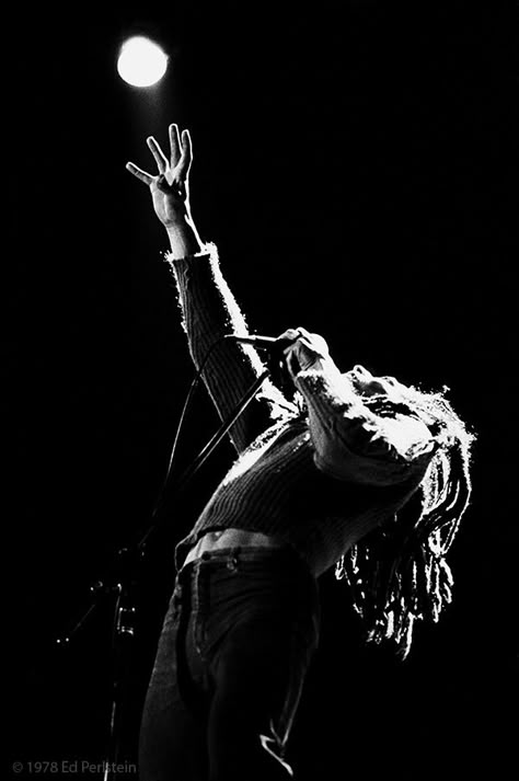 Bob Marley performing under the moon(Beautiful) Rastafari Art, Bobs Pic, Captivating Photography, Bob Marley Legend, Reggae Art, Bob Marley Pictures, Rasta Man, Damian Marley, Reggae Bob Marley