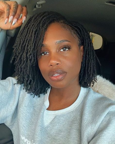 Kendra Kenshay - Locs on Instagram: "Ponytail check ✔️ [SWIPE] #TextureTuesday #kendrakenshay #microlocs #locjourney #locs #locstyles #yourloccrush #locdbae #locdqueen" Microlocs Bob, Short Microlocs Hairstyles, Micro Locs Vs Sister Locs, Short Microlocs, Microlocs Inspiration, Locs Ponytail, Micro Braids Styles, Short Dreads, Micro Locs