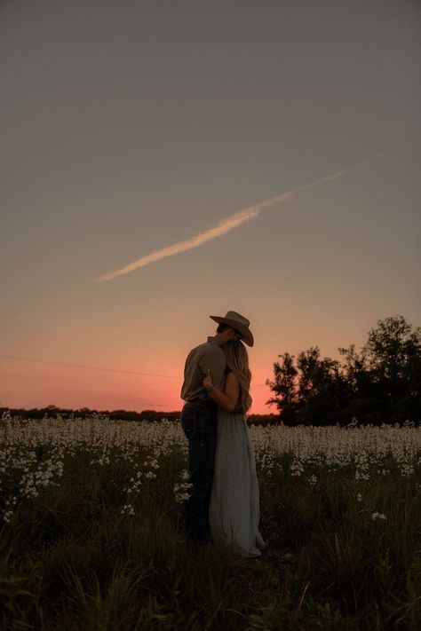 Fall Date Ideas, Country Couple Pictures, Country Relationship Goals, Country Relationships, Cute Country Couples, Western Engagement, Cute Engagement Photos, Country Couples, Engagement Pictures Poses