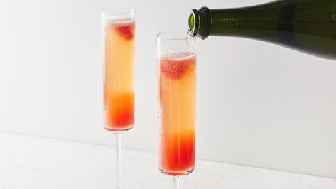 Bellini Breakfast Cocktail, Brunch Cocktail Recipes, Peach Bellini Cocktail, Champagne Chicken, Sparkling Wine Cocktails, Bellini Cocktail, Bellini Recipe, Champagne Recipes Cocktails, Breakfast Cocktails