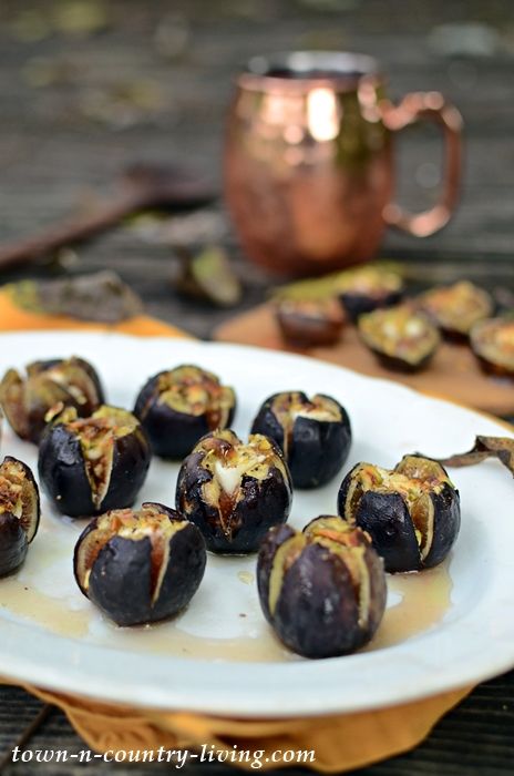 Roasted Figs with Goat Cheese and Honey - Town & Country Living Figs With Goat Cheese And Honey, Figs Goat Cheese Honey, Goat Cheese With Honey, Figs With Goat Cheese, Cheese With Honey, Goat Cheese And Honey, Fig Appetizer, Crushed Pistachios, Cheese And Honey