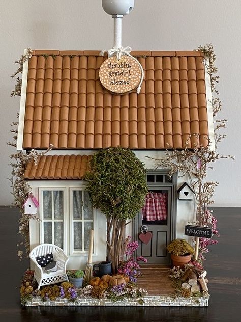 Room Box Miniatures, Fairy House Crafts, Fairy House Diy, Pottery Houses, Cardboard House, Miniatures Tutorials, Diy Crafts To Do, Handmade Lighting, Miniature Houses