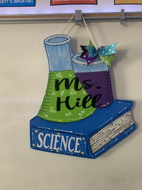 Science Classroom Decorations Elementary, Science Classroom Decorations Highschool, Science Room Decor, High School Science Classroom, Easy Science Projects, Science Room, Science Classroom Decorations, Elementary Classroom Decor, High School Science