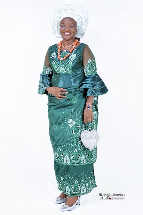 George wrapper and blouse style George Styles For Mothers, Ankara Wrapper And Blouse Styles, Latest George Wrapper And Blouse Styles, Igbo Madam Blouse Styles, George Wrapper Gown Styles, Blouse Designs For Wrapper In Nigeria, George Blouse Styles, Ibo Blouse Styles For Women, Blouse Styles For Wrapper