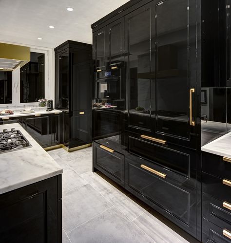 High gloss black kitchen cabinetry that is bright and bold yet inviting! #kitchenideas #colorfulkitchens #kitchendesigns Black Gloss Cabinets, Black Lacquer Cabinets, High Gloss Black Trim, High Gloss Black Cabinets, Gloss Black Kitchen Cabinets, Black Bright Kitchen, Kitchen Ideas Classic Luxury, Black Classic Kitchen, Shiny Black Kitchen Cabinets