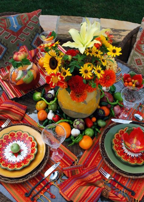 Chic Cinco de Mayo Tablescape Ideas for Your Fiesta Mexican Table Setting, Summer Tablescapes, Mexican Table, Mexican Fiesta Party, Tafel Decor, Mexican Dinner, 5 De Mayo, Beautiful Table Settings, Mexican Decor