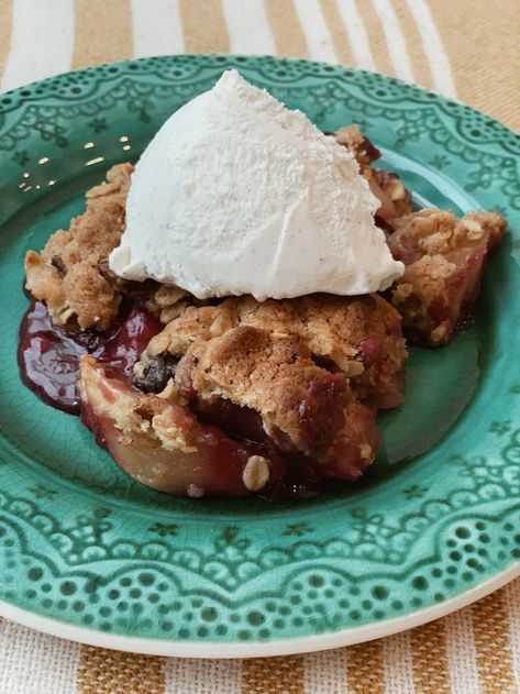 Pear Blueberry Crisp, Pear Cobbler, Blueberry Crisp, Berry Cobbler, Blueberry Compote, Apple Pear, A Chef, Apple Crisp, My Boyfriend