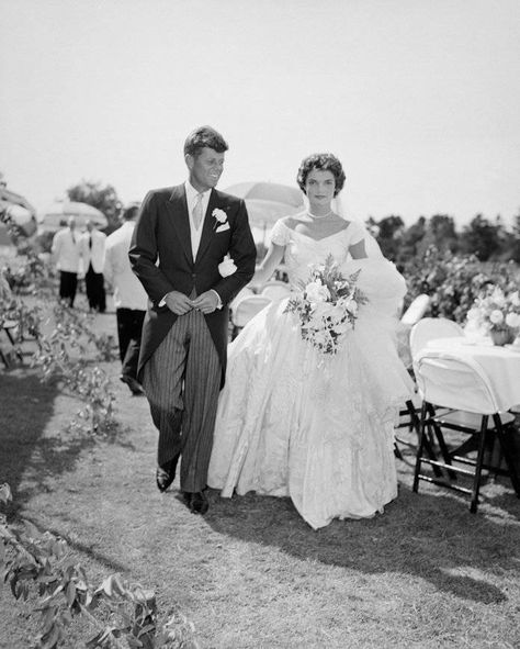 Kennedy Wedding... Prinses Margaret, Celebrity Wedding Photos, Vintage Foto's, Bianca Jagger, Iconic Weddings, Celebrity Wedding Dresses, Toni Garrn, Royal Wedding Dress, Rita Hayworth