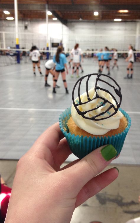 Volleyball cupcakes Volleyball Cupcakes Ideas, Volleyball Desserts, Volleyball Party Ideas, Volleyball Party Decorations, Volleyball Cupcakes, Volleyball Snacks, Volleyball Cookies, Volleyball Cake, Volleyball Party