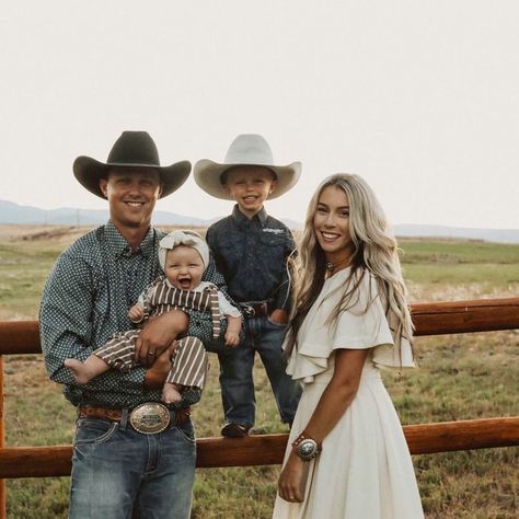 Cute Western Family Pictures, Family Picture Outfits Western, Family Photoshoot Country, Ranch Family Pictures, Cute Country Family Photos, Fall Family Pictures Outfits Western, Country Style Family Pictures, Family Pictures Country, Family Photo Outfits Western