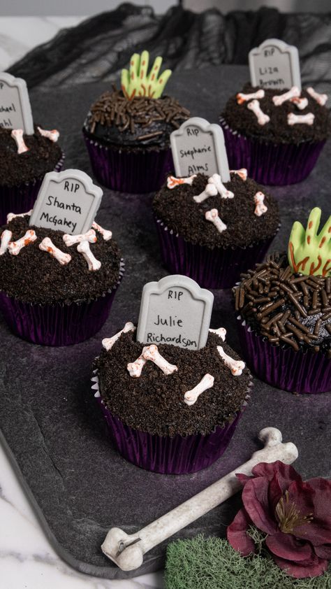 Chocolate cupcakes frosted in black buttercream and topped with chocolate cookie crumbs and chocolate sprinkles have tombstone and zombie hand icing decorations on top to look like a spooky graveyard. Halloween Baked Goods Treats, Coffin Cupcakes, Grave Cupcakes, Grave Yard Cupcakes, Spooky Halloween Cupcakes Ideas, Cupcakes Decoration Halloween, Coffin Cupcake, Halloween Graveyard Dessert Ideas, Scary Halloween Cupcakes