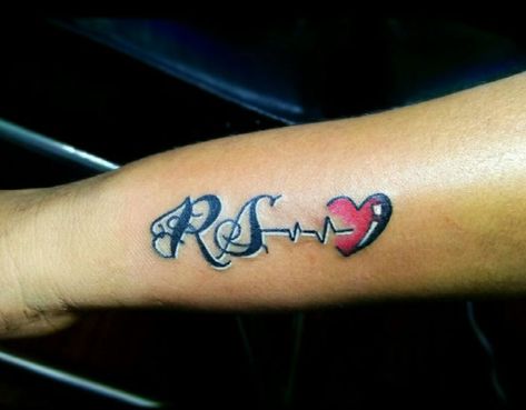 Love Tattoo On Hand, Heartbeat Tattoo With Name, Kids Initial Tattoos, Tato Nama, Letter R Tattoo, Name Tattoo On Hand, Font Tato, Name Tattoos On Wrist, Heartbeat Tattoo