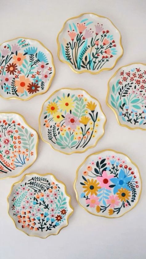 Pottery Patterns Paint, Porcelain Painting Ideas Plate, Ceramic Patterns Design, Ceramic Painting Plate, Pottery Painting Flowers, Painted Plates Ideas, Ceramic Pottery Art Ideas, Porcelain Painting Ideas, Ceramic Pottery Painting Ideas