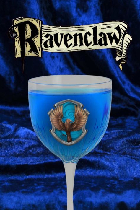 Bright blue Ravenclaw cocktail inspired by Harry Potter with the Ravenclaw logo and a blue curtain. Ravenclaw Party Ideas, Ravenclaw Snacks, Ravenclaw Cocktail, Harry Potter Cocktails, Ravenclaw Logo, Raven Claw, Medieval Witch, Harry Potter Butter Beer, Harry Potter Sorting