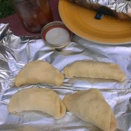 Campfire Apple Recipes, Campfire Apple Dumplings, Campfire Apple Pie, Tent Camping Meals, Cast Iron Pie, Campfire Pies, Thanksgiving Camping, Apple Crescent Rolls, Individual Apple Pies