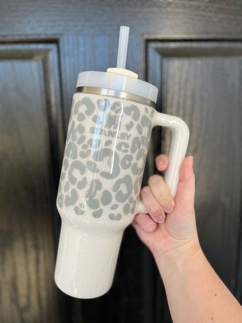 Cute Tumbler Cups Vinyl, Stanley Cup Designs, Leopard Print Tumbler, Starbucks Cup Art, Tumblr Cup, Trendy Water Bottles, Leopard Tumbler, Birthday Goals, Stanley Cups