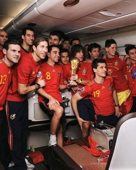 Spain National Football Team, Spain Soccer, Spain Football, Xavi Hernandez, Soccer Outfits, Football Images, Football Icon, National Football Teams, Football Poster